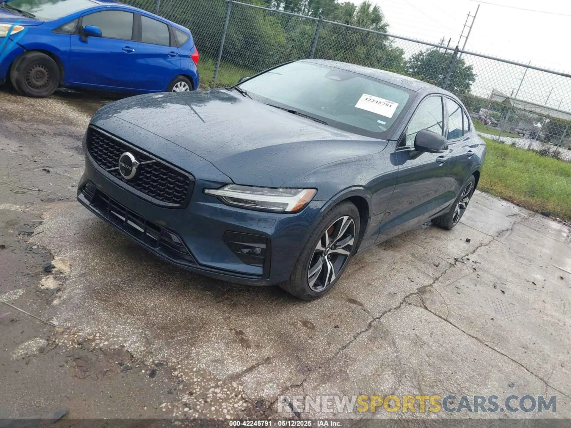 2 fotografías del automóvil dañado 7JRL12FL8RG295491 VOLVO S60 2024