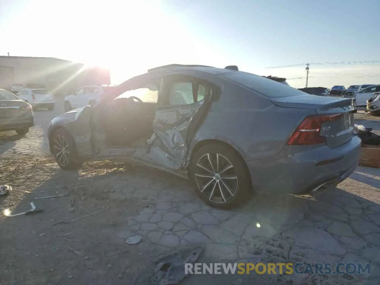 2 fotografías del automóvil dañado 7JRL12FZ5NG154635 VOLVO S60 B5 MOM 2022