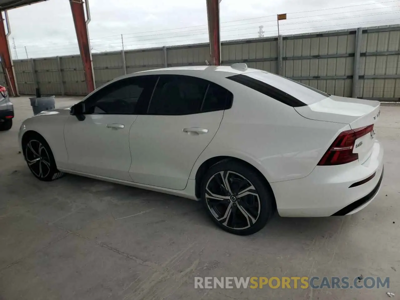 2 fotografías del automóvil dañado 7JRL12FKXPG236317 VOLVO S60 CORE 2023