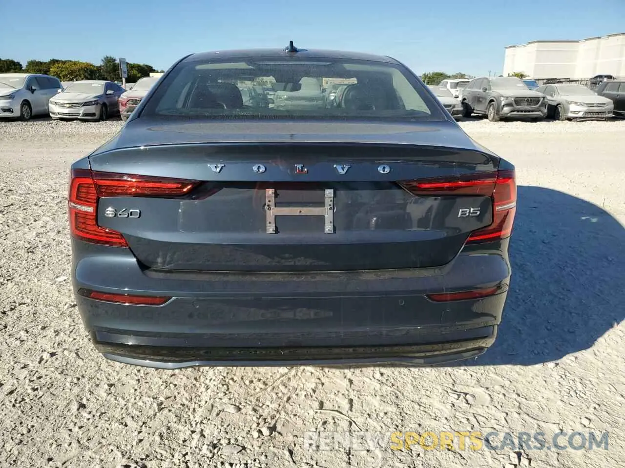 6 fotografías del automóvil dañado 7JRL12FKXPG252324 VOLVO S60 CORE 2023