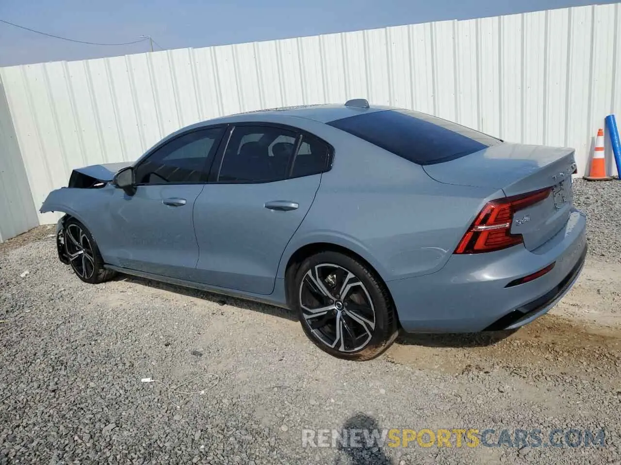 2 fotografías del automóvil dañado 7JRL12TK4RG323010 VOLVO S60 CORE 2024