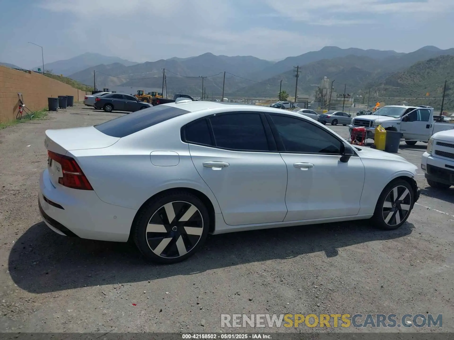 14 fotografías del automóvil dañado 7JRH60FC3SG368736 VOLVO S60 PLUG-IN HYBRID 2025