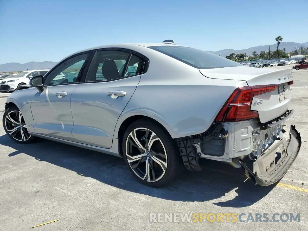 2 fotografías del automóvil dañado 7JRL12TL8RG312505 VOLVO S60 PLUS 2024