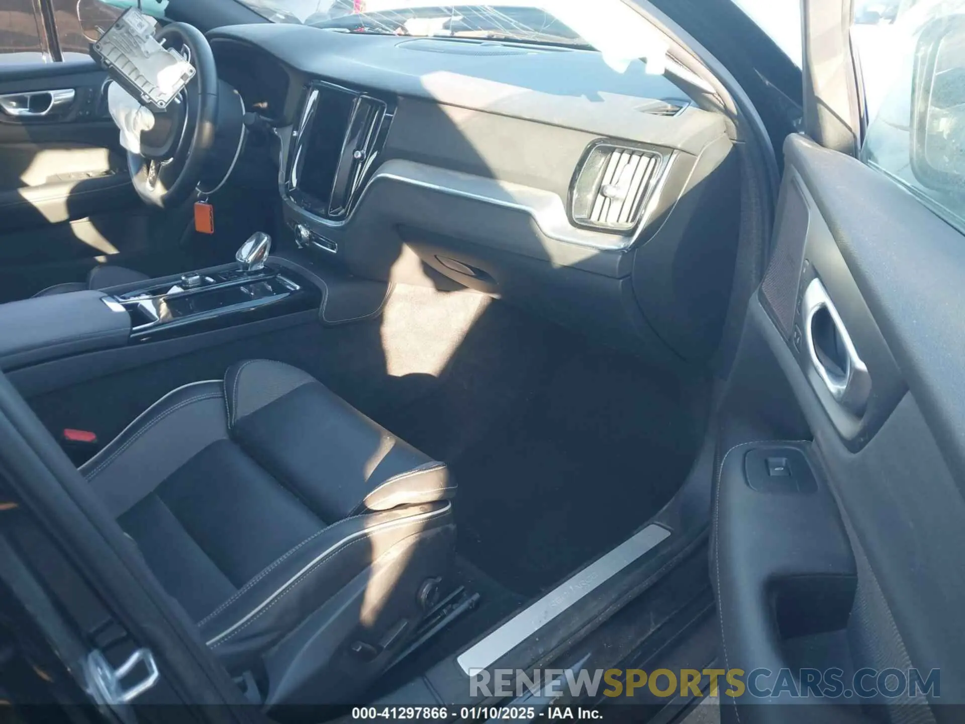 5 fotografías del automóvil dañado 7JRH60FH9RG311382 VOLVO S60 RECHARGE PLUG-IN HYBRID 2024