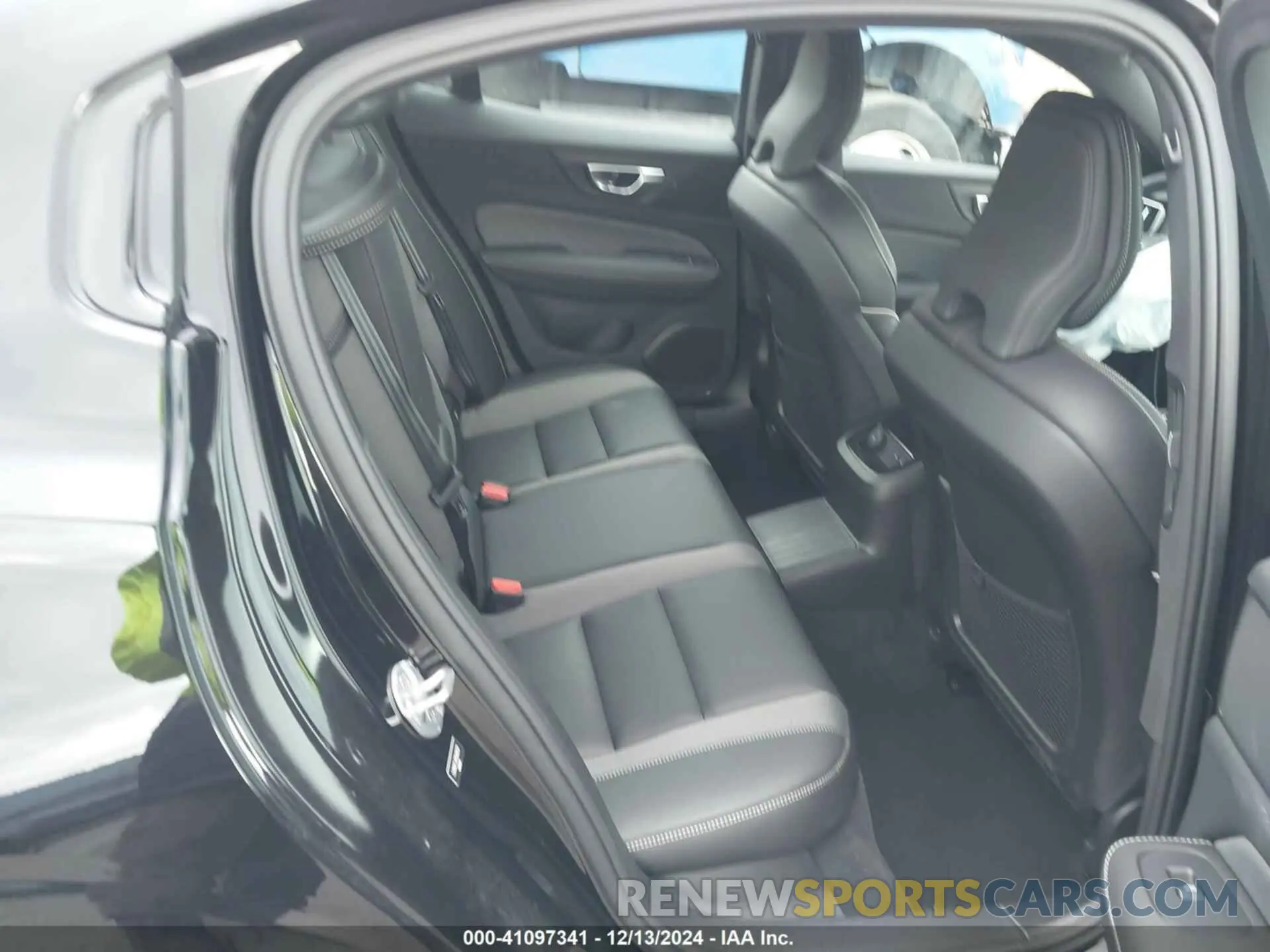 8 fotografías del automóvil dañado 7JRH60FJ2RG308259 VOLVO S60 RECHARGE PLUG-IN HYBRID 2024