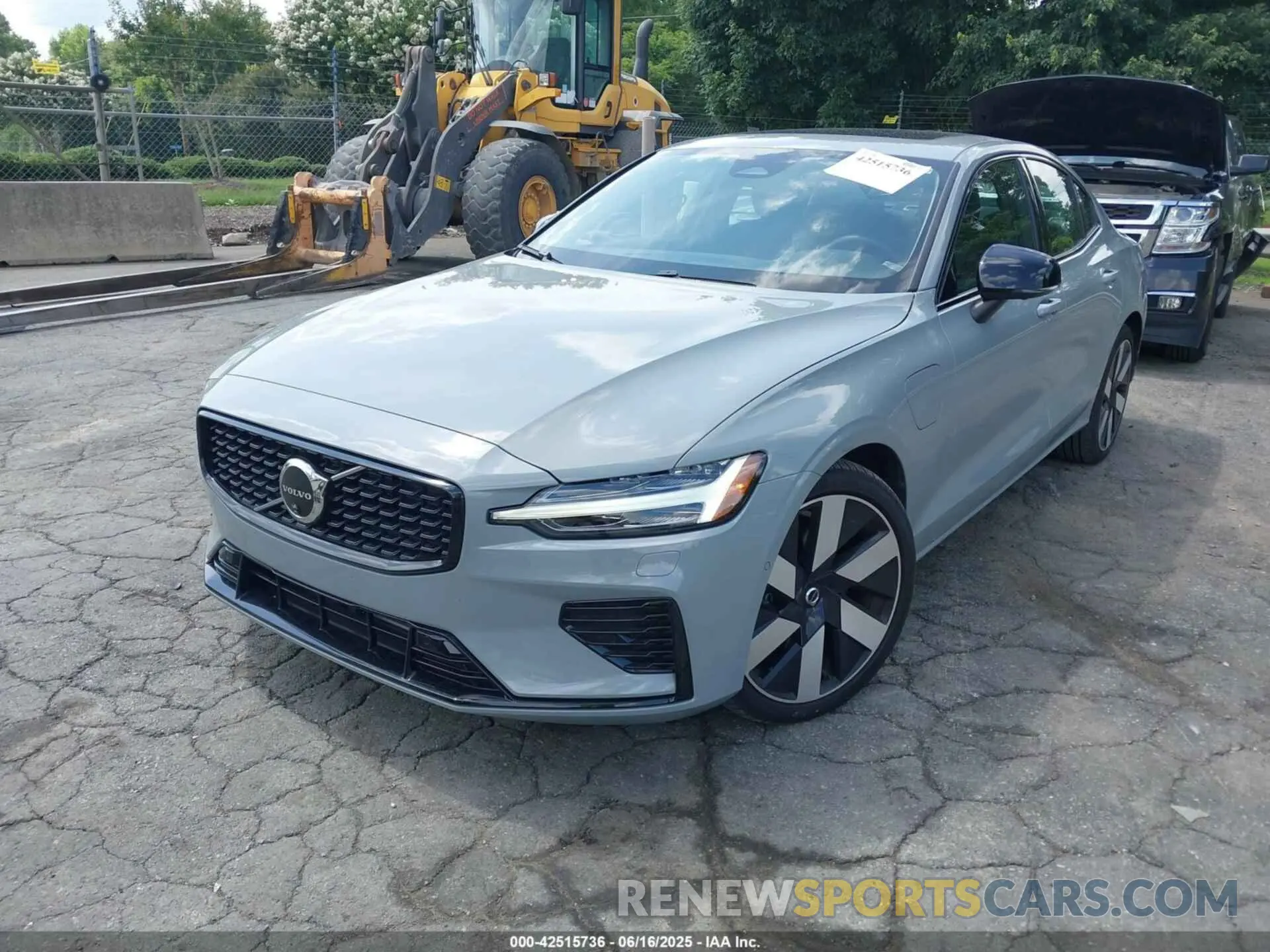 2 fotografías del automóvil dañado 7JRH60FL5RG305681 VOLVO S60 RECHARGE PLUG-IN HYBRID 2024