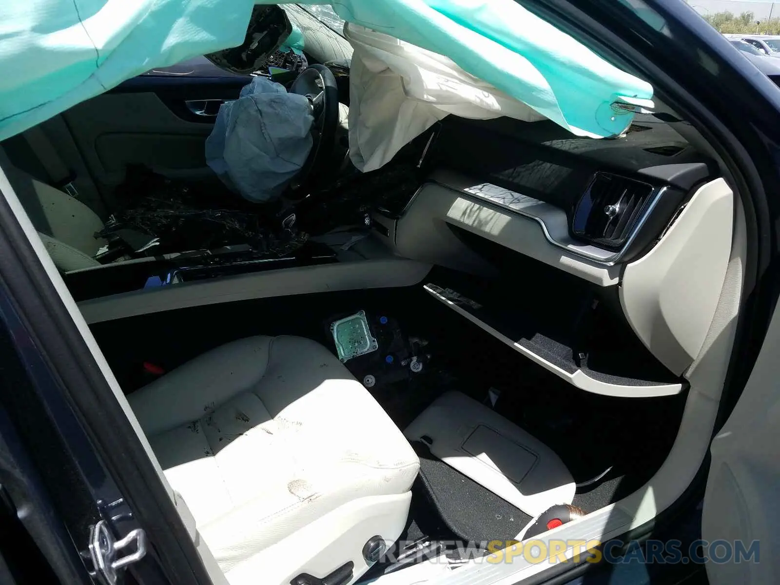 5 fotografías del automóvil dañado 7JRA22TK6LG060689 VOLVO S60 T6 MOM 2020