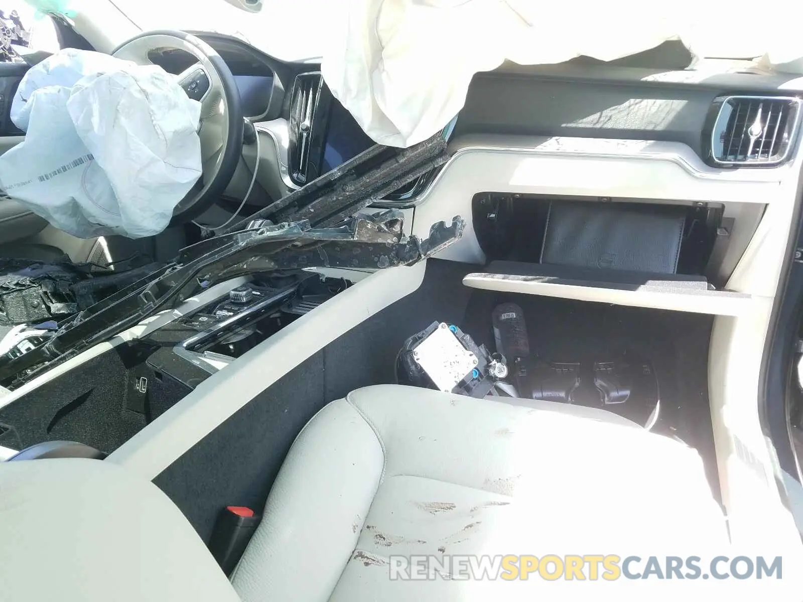 9 fotografías del automóvil dañado 7JRA22TK6LG060689 VOLVO S60 T6 MOM 2020