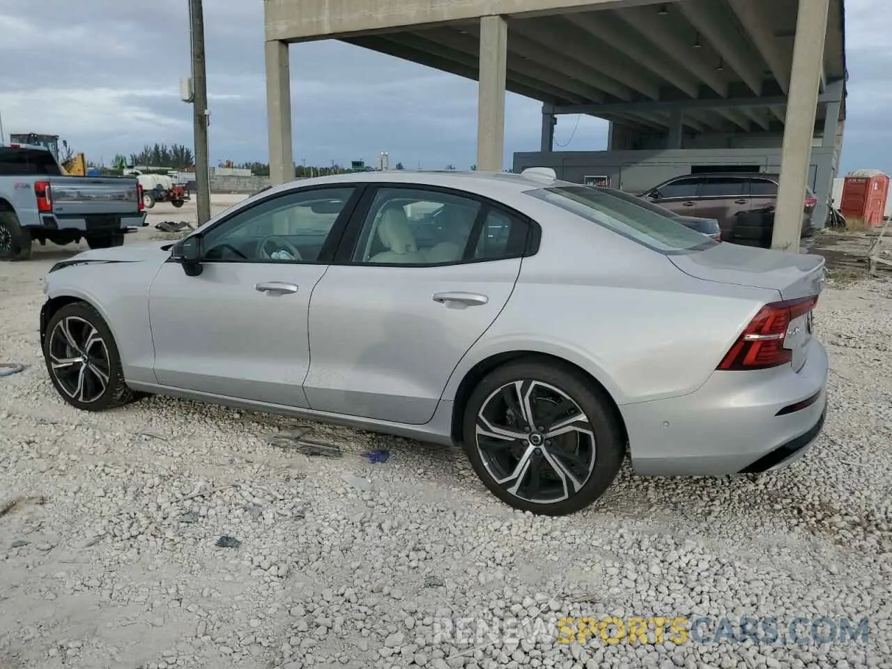 2 fotografías del automóvil dañado 7JRL12TM7RG291333 VOLVO S60 ULTIMA 2024