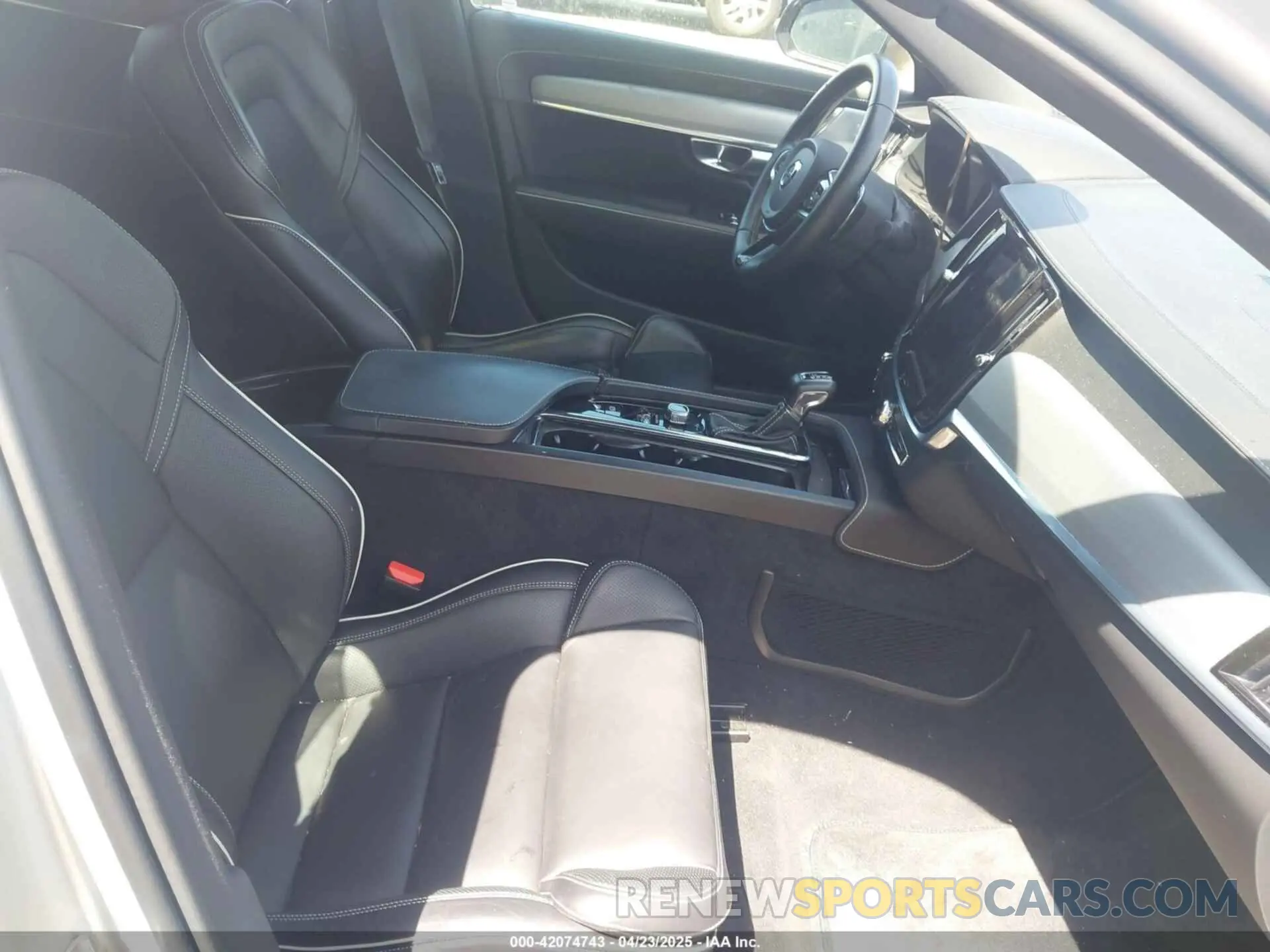 5 fotografías del automóvil dañado LVYA22MT1LP143672 VOLVO S90 2020