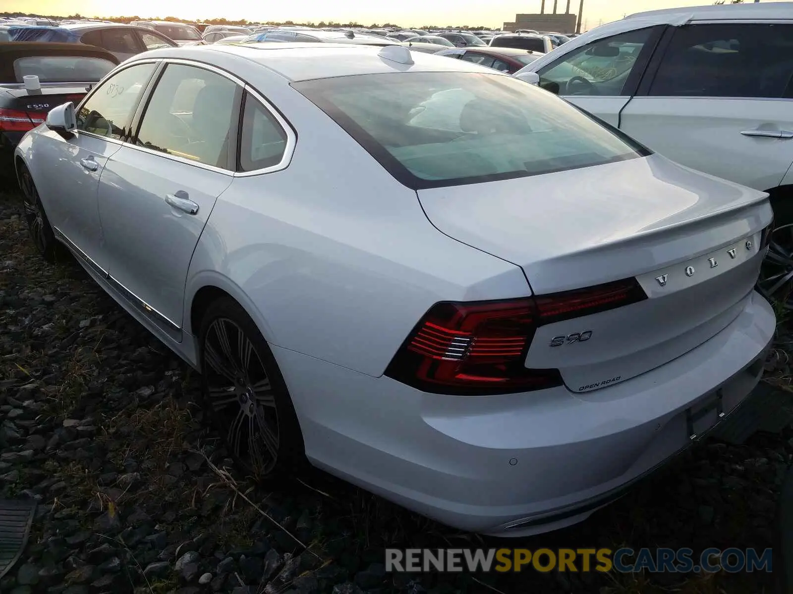 3 fotografías del automóvil dañado LVYA22ML1MP206058 VOLVO S90 2021
