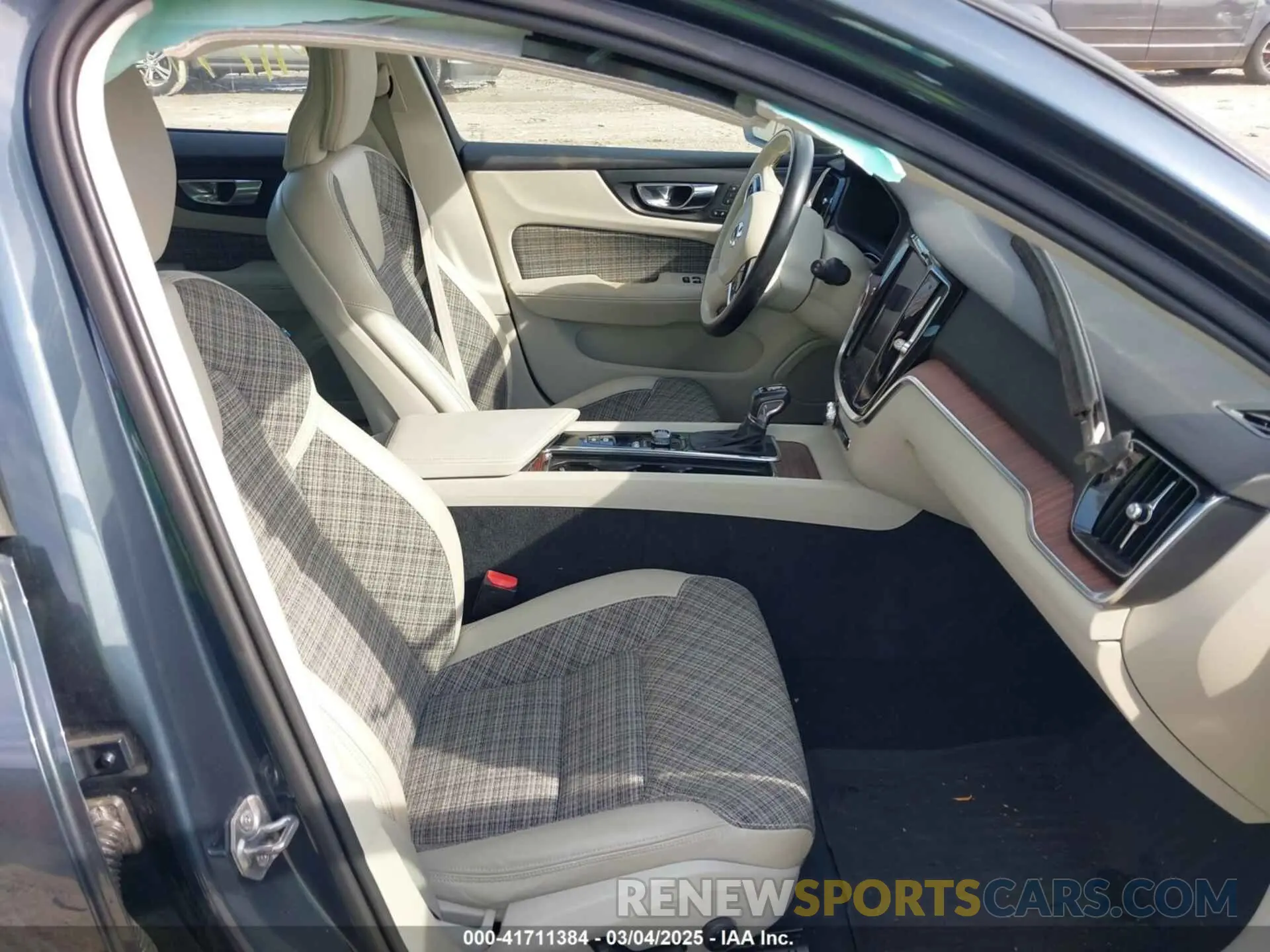 5 fotografías del automóvil dañado YV1A22SKXK1338683 VOLVO V60 2019