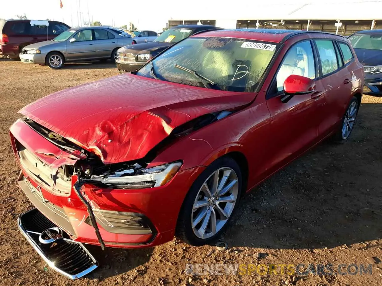 2 fotografías del automóvil dañado YV1102EK6L2397470 VOLVO V60 2020