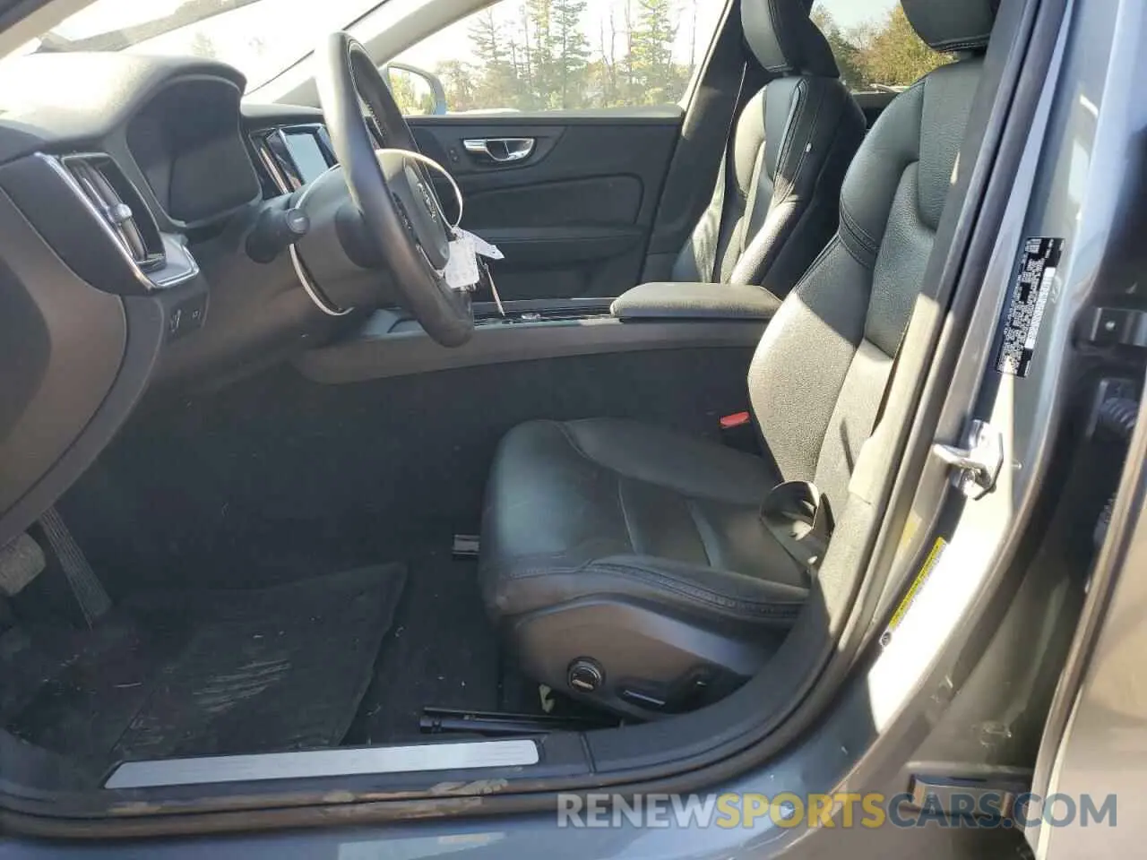 7 fotografías del automóvil dañado YV4102WK8L1030464 VOLVO V60 2020