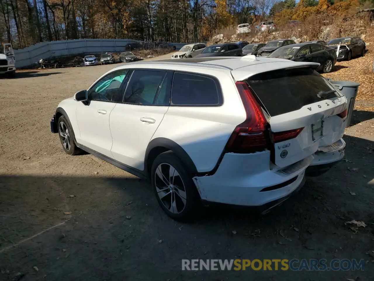 2 fotografías del automóvil dañado YV4102WK9L1030439 VOLVO V60 2020