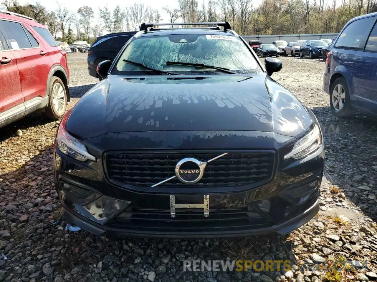 5 fotografías del automóvil dañado YV4102WK0M1065324 VOLVO V60 2021