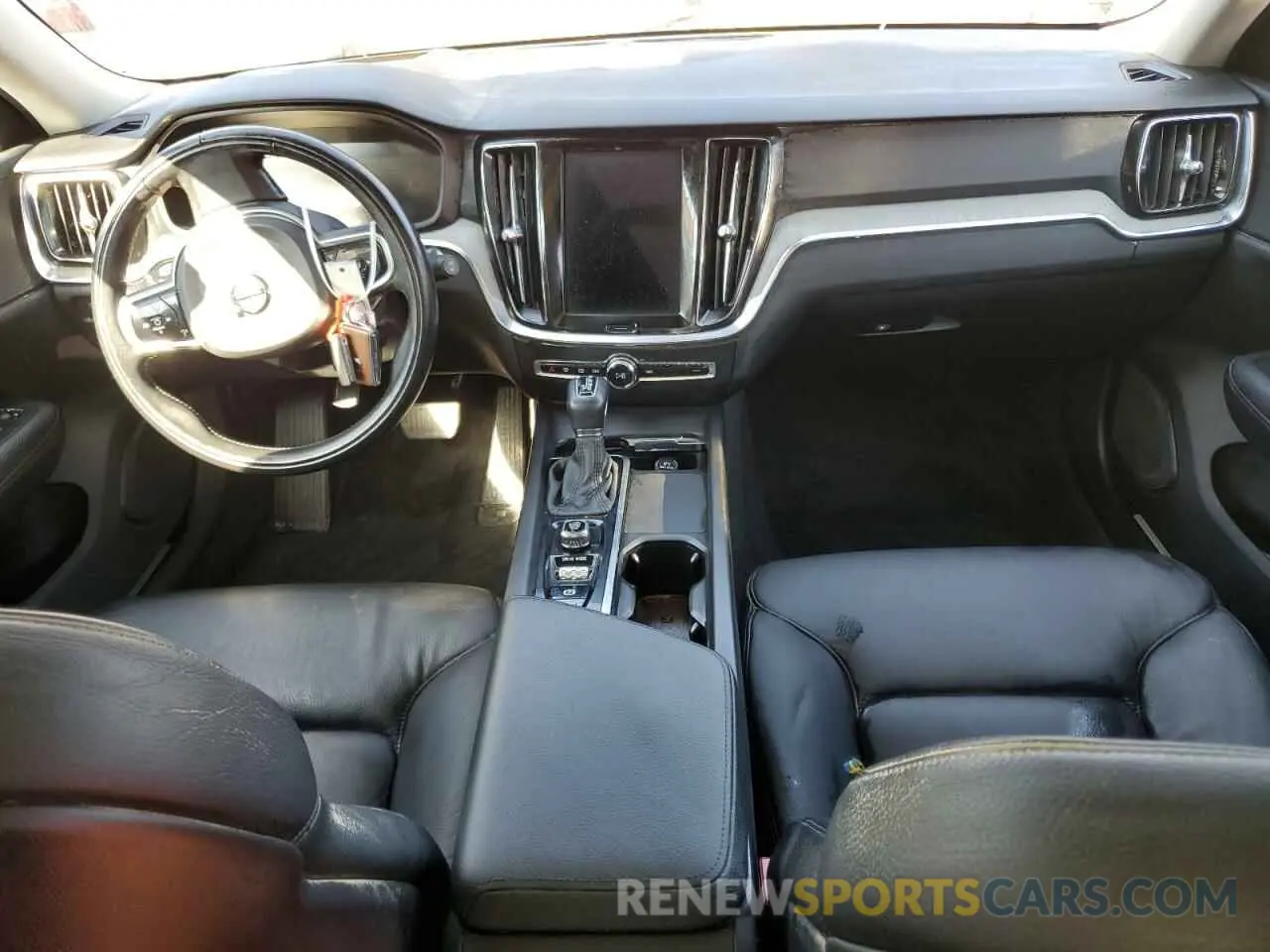8 fotografías del automóvil dañado YV4102WK0M1065324 VOLVO V60 2021