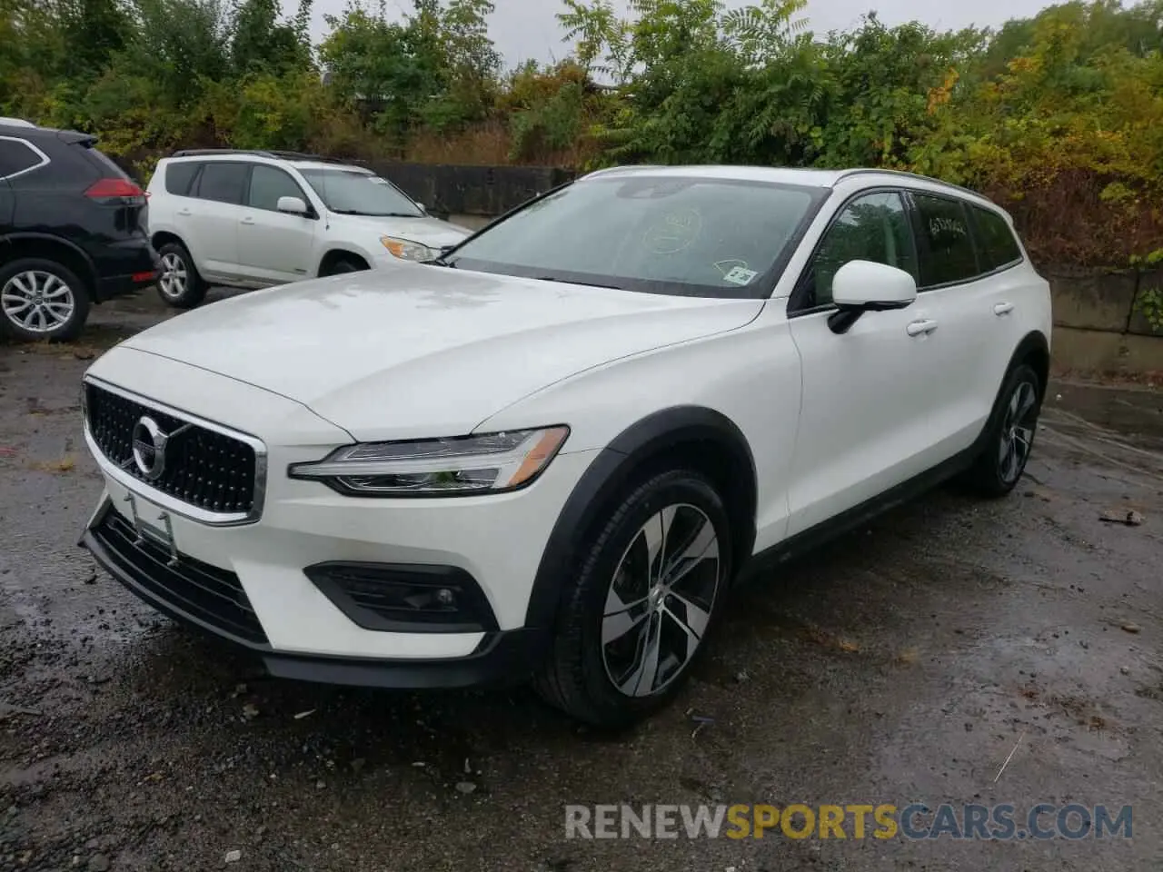 2 fotografías del automóvil dañado YV4102WK0M1069342 VOLVO V60 2021