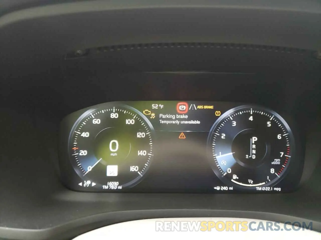 8 fotografías del automóvil dañado YV4102WK0M1069342 VOLVO V60 2021