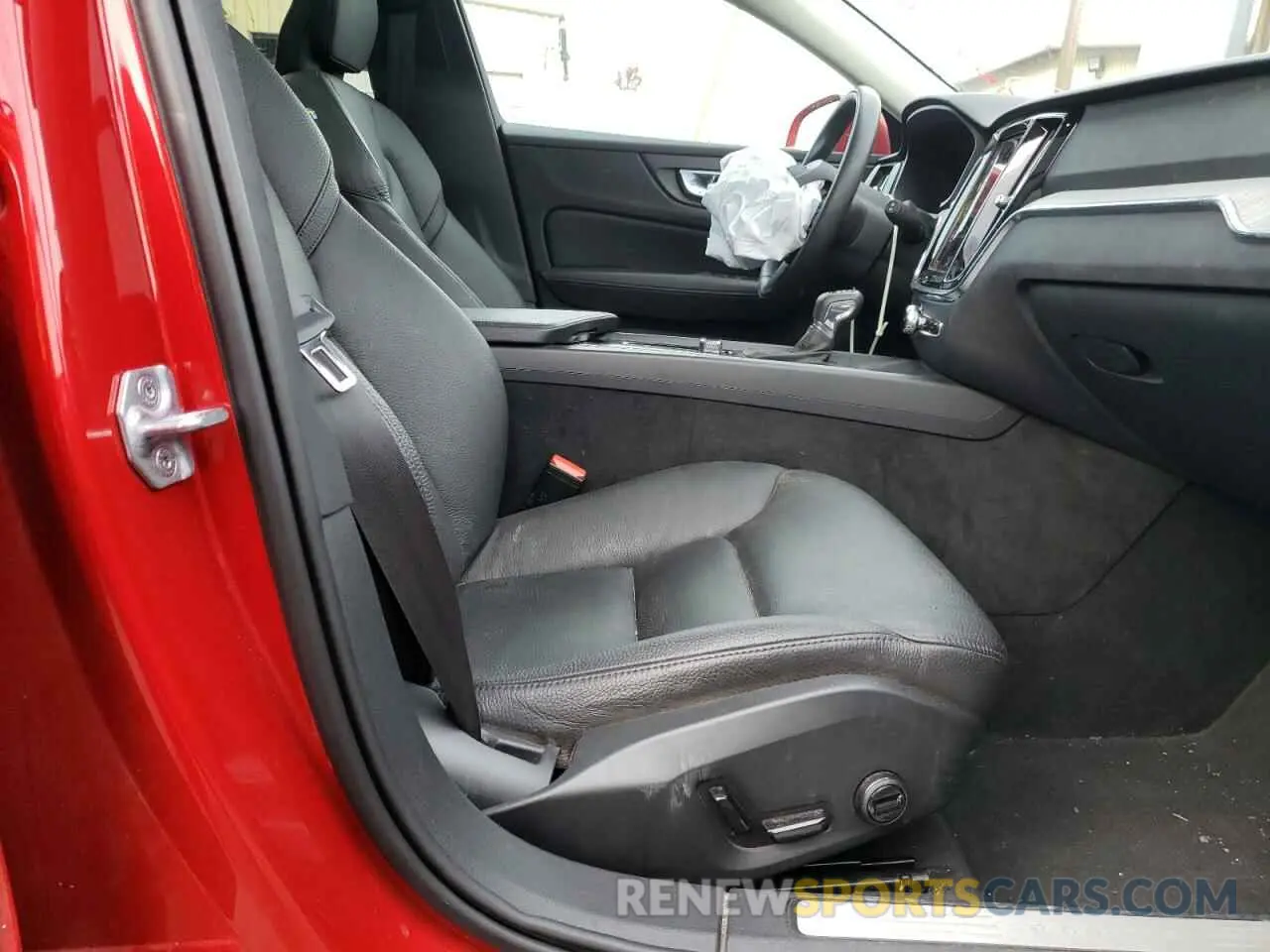 5 fotografías del automóvil dañado YV4102WK0M1076582 VOLVO V60 2021