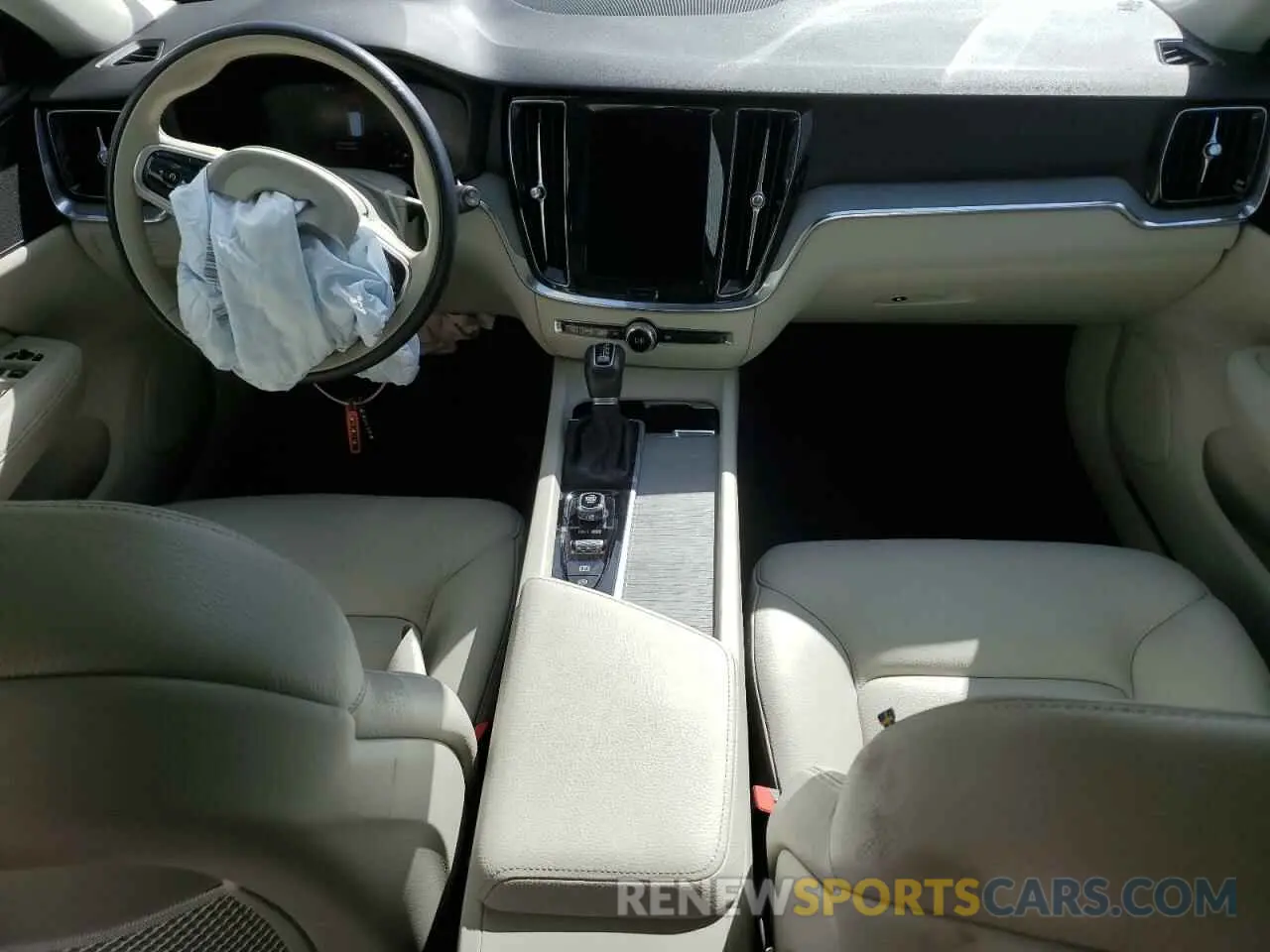 8 fotografías del automóvil dañado YV4102WK3M1065110 VOLVO V60 2021