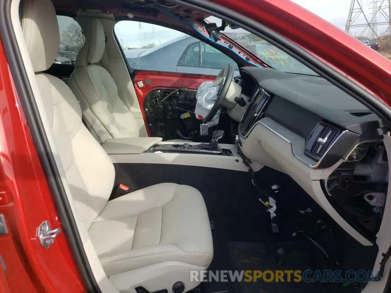5 fotografías del automóvil dañado YV4102WK4M1068209 VOLVO V60 2021