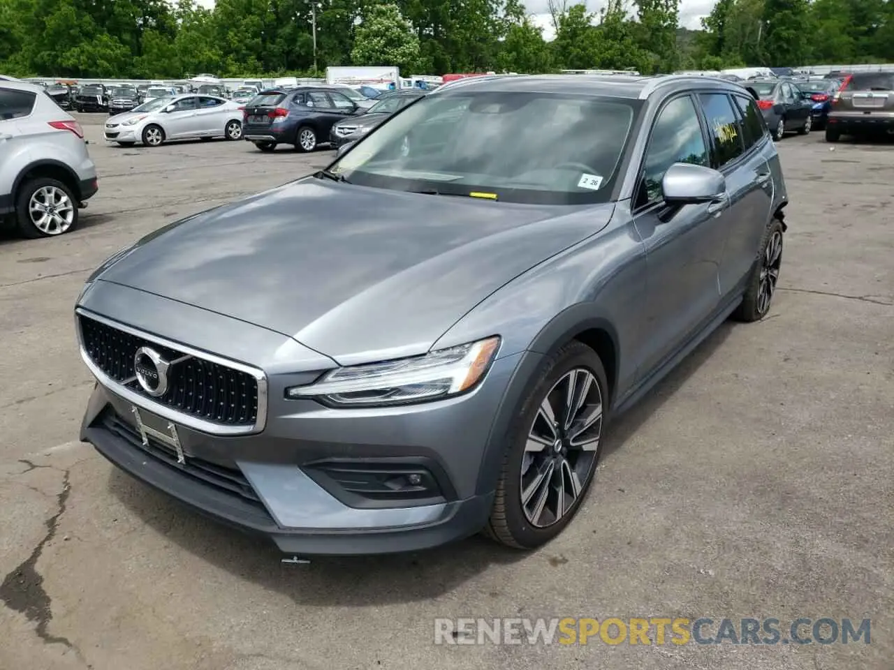 2 fotografías del automóvil dañado YV4102WK7M1071380 VOLVO V60 2021