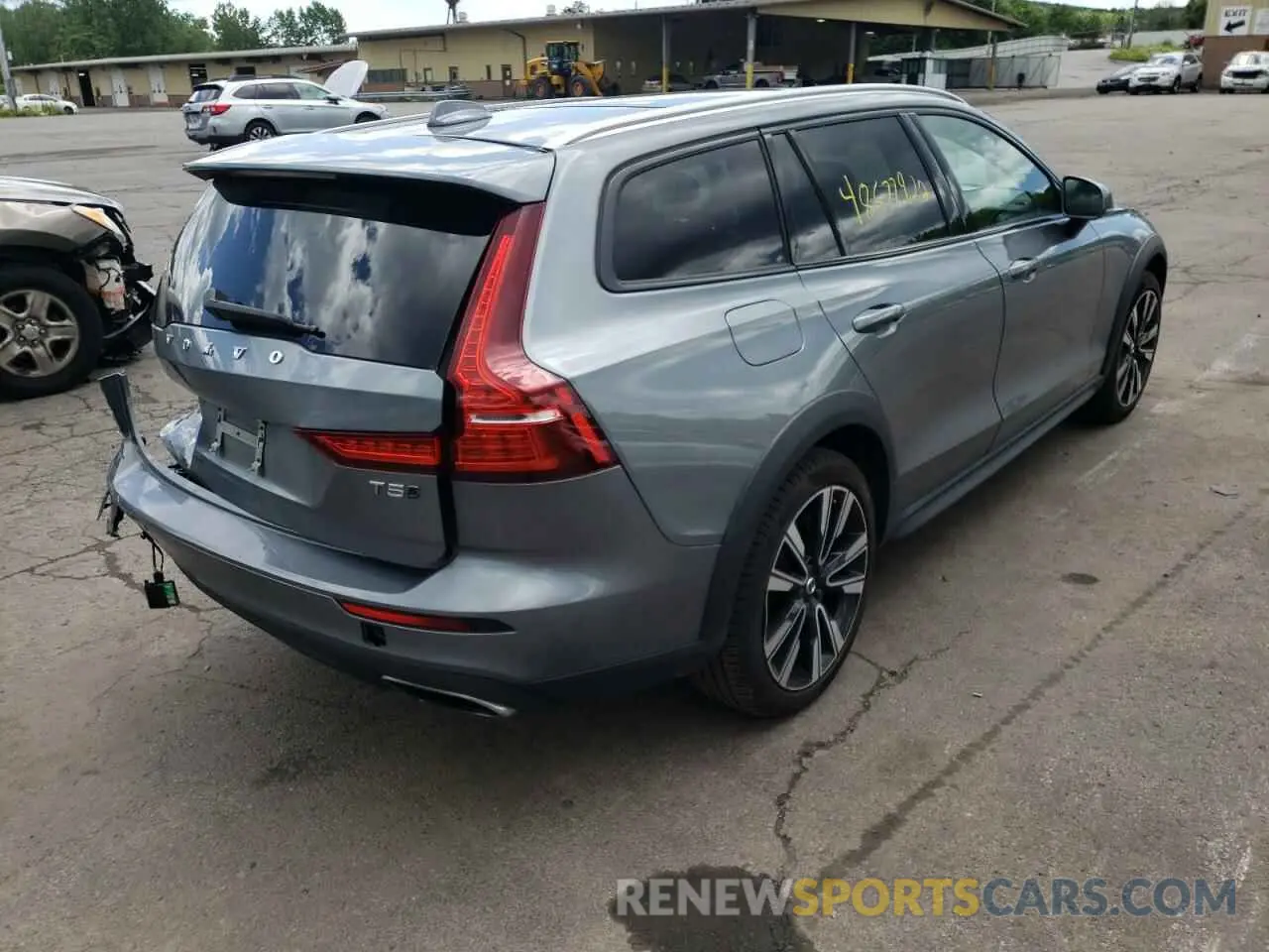4 fotografías del automóvil dañado YV4102WK7M1071380 VOLVO V60 2021