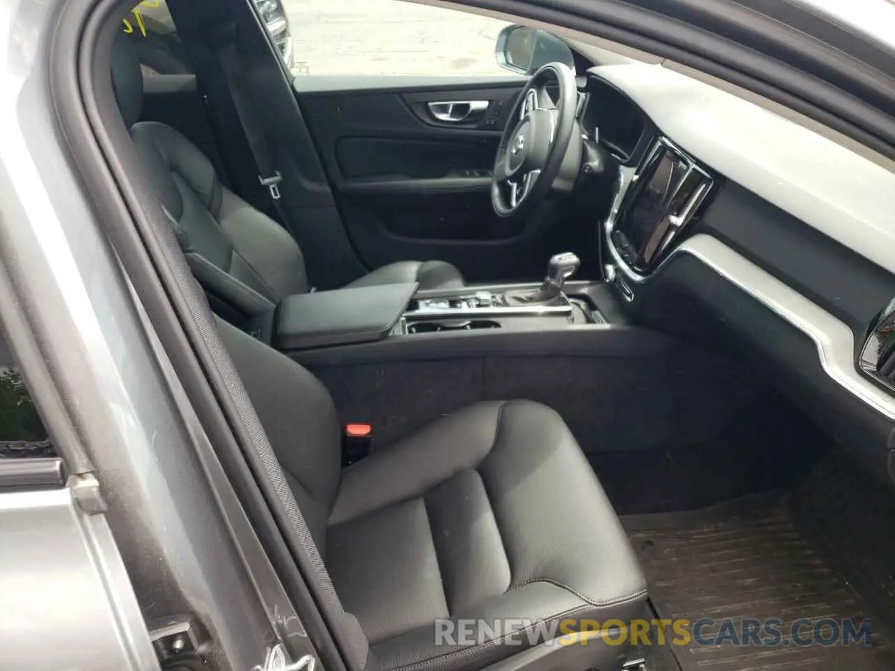 5 fotografías del automóvil dañado YV4102WK7M1071380 VOLVO V60 2021