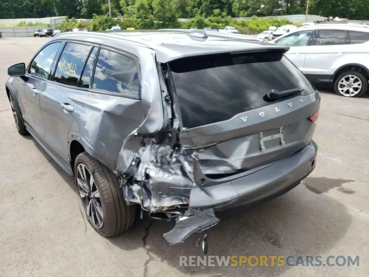 9 fotografías del automóvil dañado YV4102WK7M1071380 VOLVO V60 2021