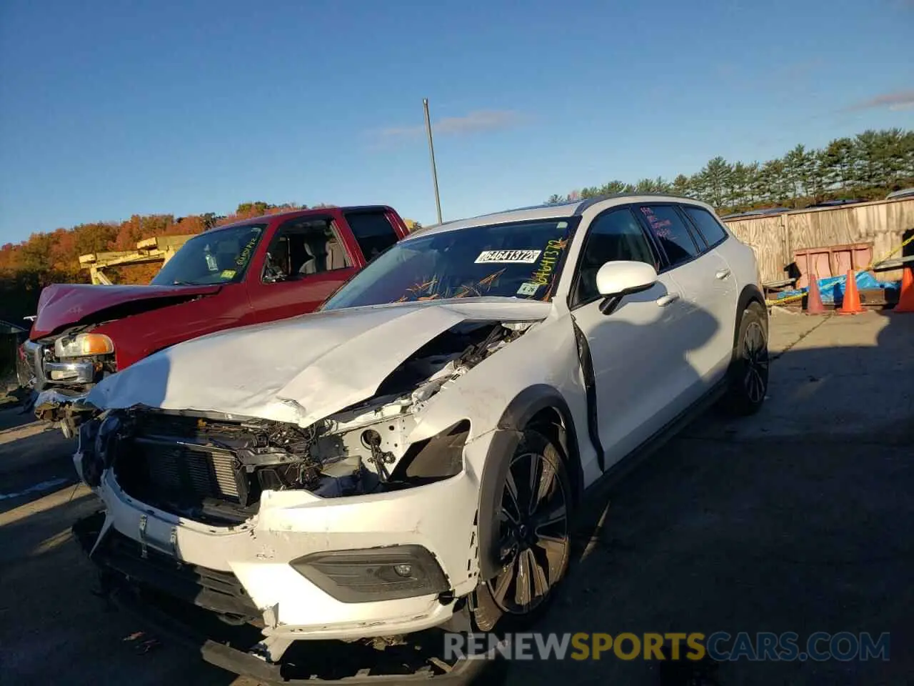 2 fotografías del automóvil dañado YV4102WK8M1074708 VOLVO V60 2021