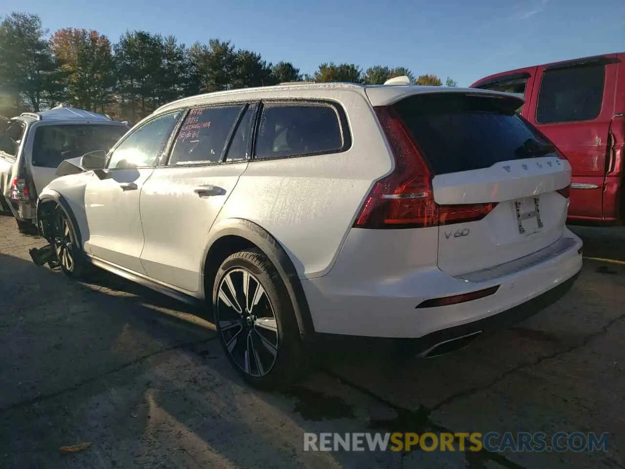 3 fotografías del automóvil dañado YV4102WK8M1074708 VOLVO V60 2021