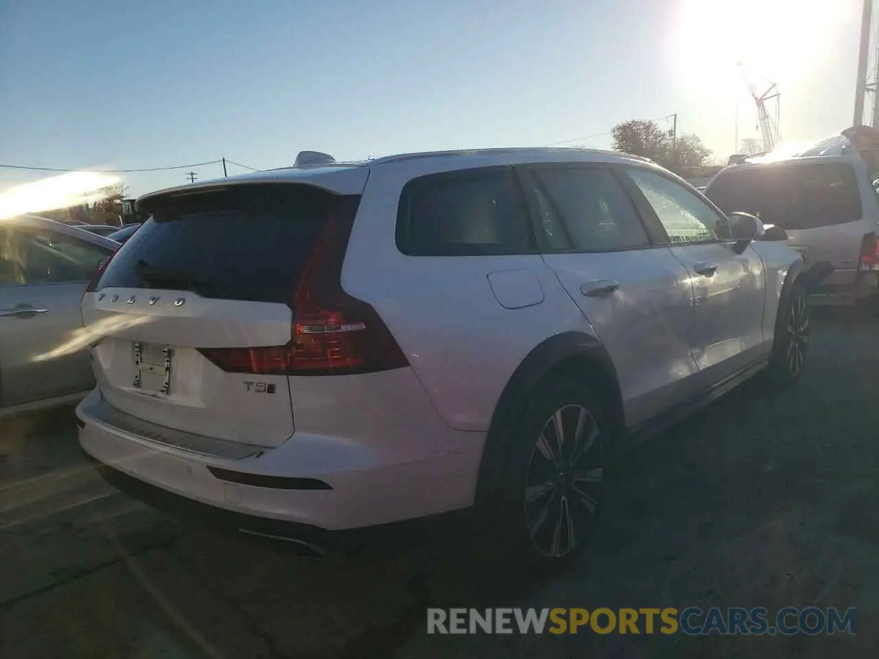 4 fotografías del automóvil dañado YV4102WK8M1074708 VOLVO V60 2021