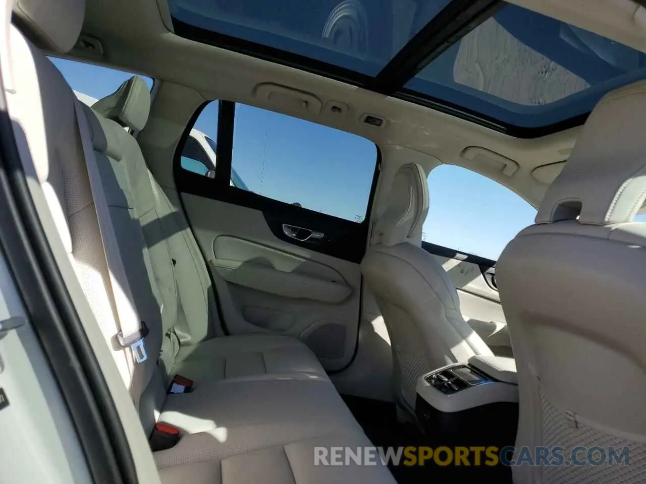 10 fotografías del automóvil dañado YV4102WKXM1069073 VOLVO V60 2021