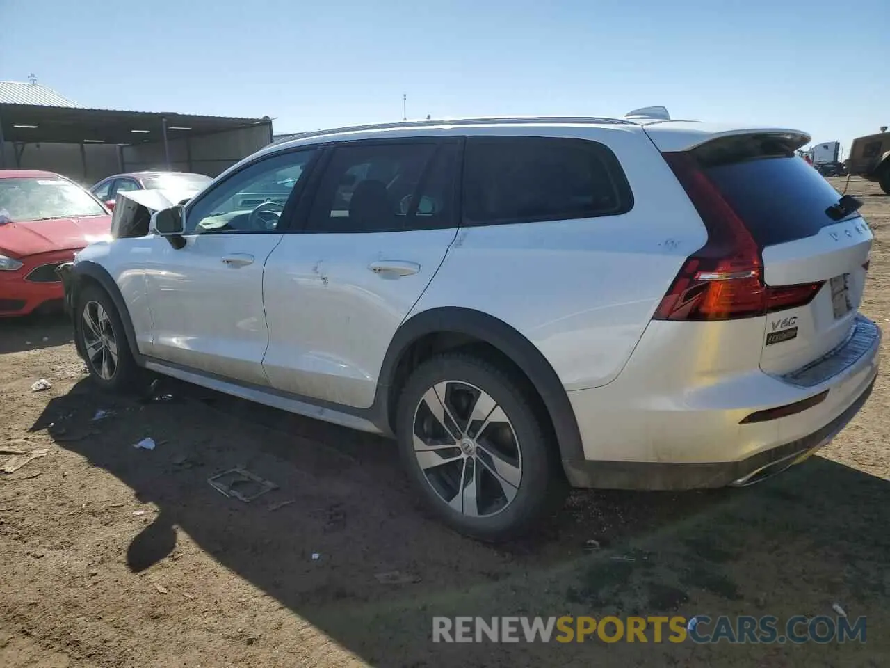 2 fotografías del automóvil dañado YV4102WKXM1069073 VOLVO V60 2021