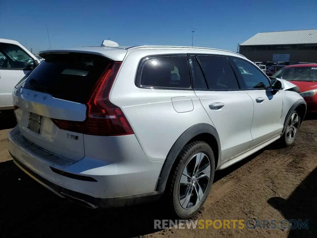 3 fotografías del automóvil dañado YV4102WKXM1069073 VOLVO V60 2021