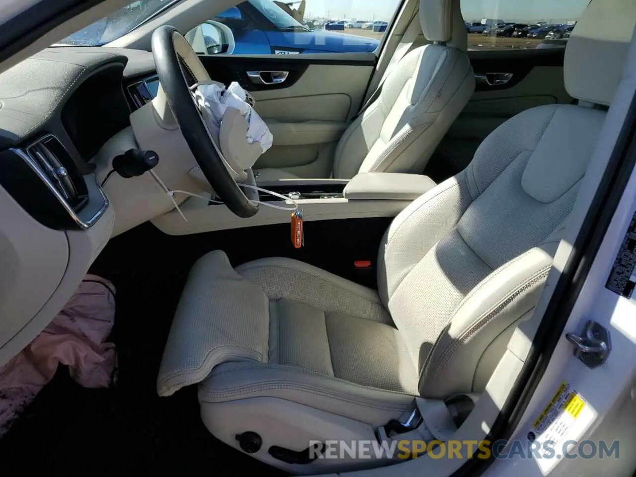 7 fotografías del automóvil dañado YV4102WKXM1069073 VOLVO V60 2021