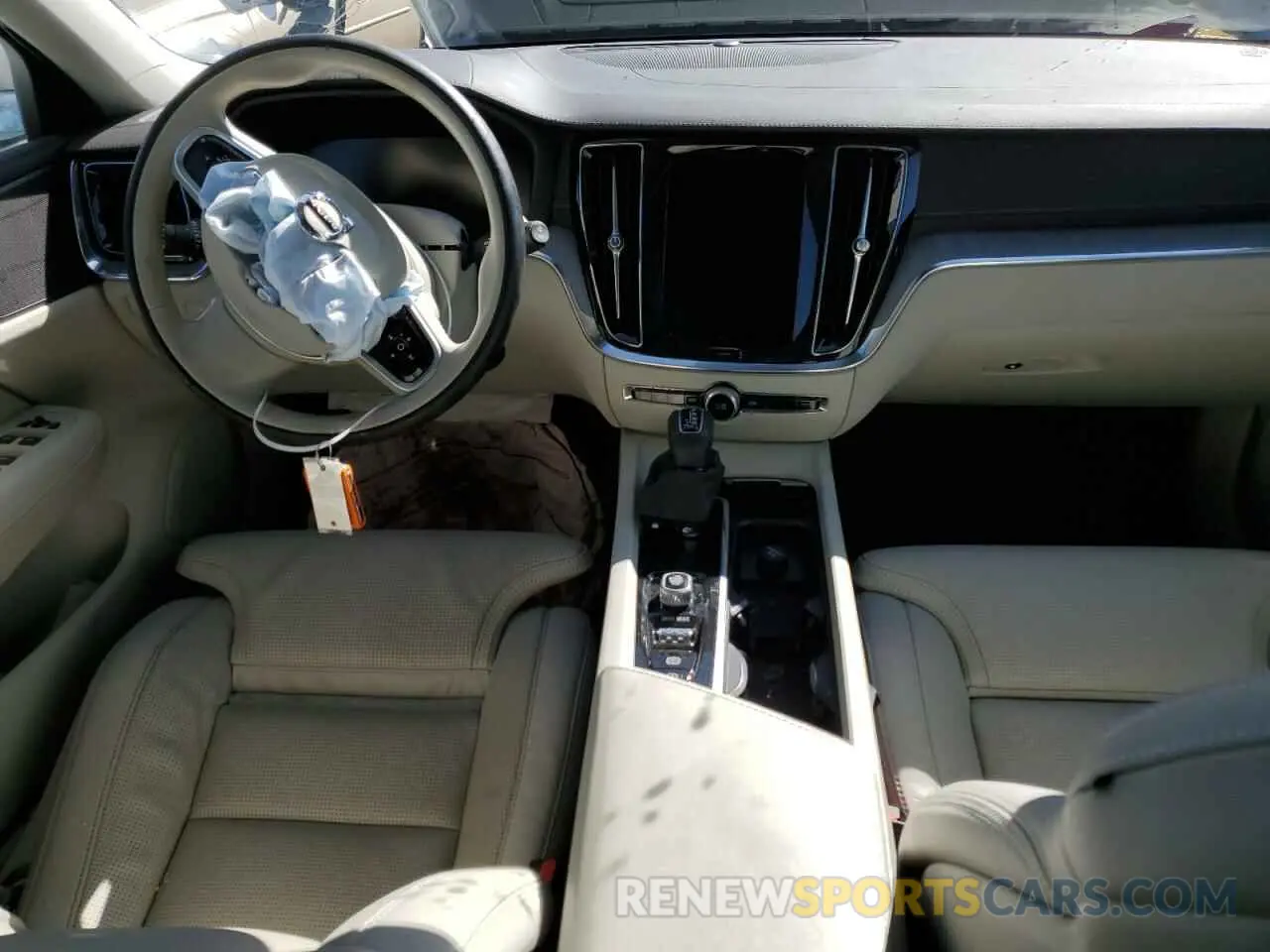 8 fotografías del automóvil dañado YV4102WKXM1069073 VOLVO V60 2021
