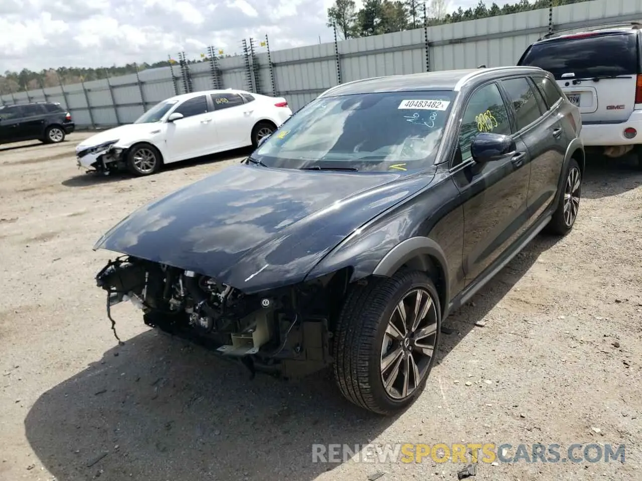 2 fotografías del automóvil dañado YV4102WK2N1086340 VOLVO V60 2022