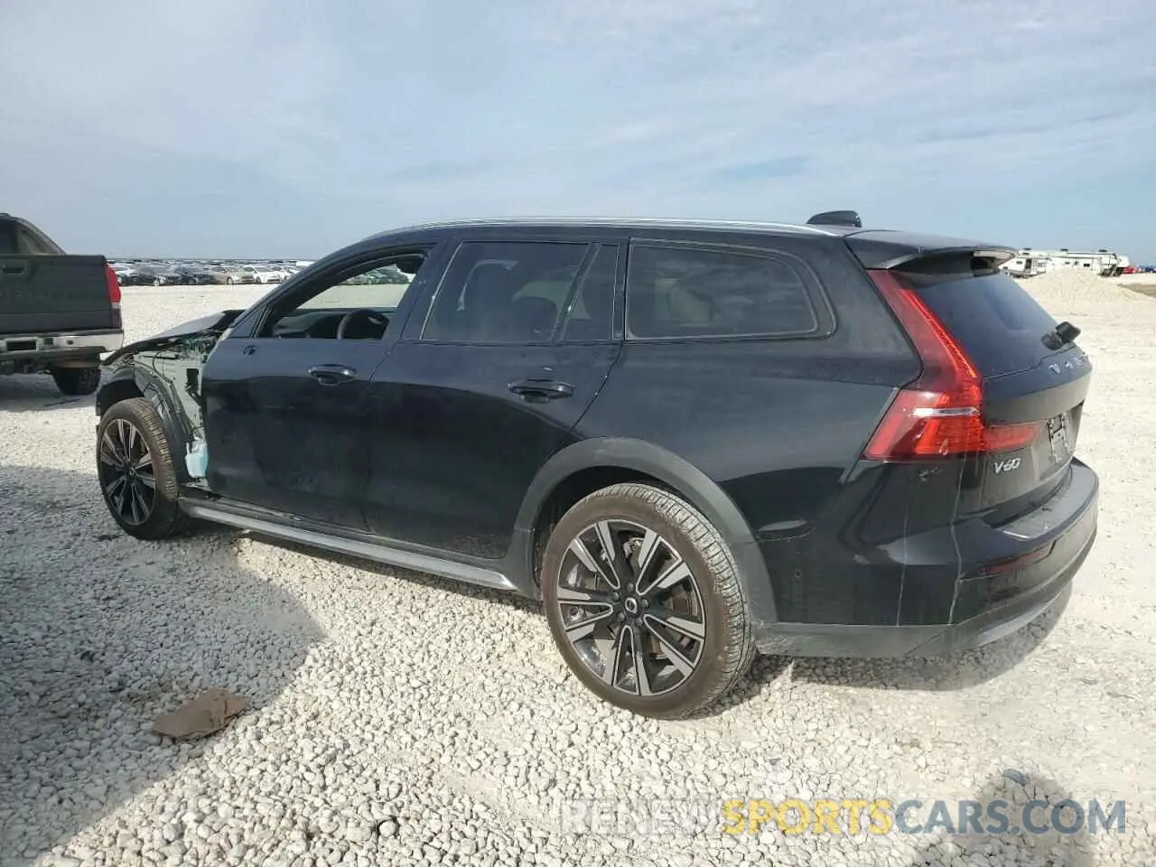 2 fotografías del automóvil dañado YV4L12WCXP2106149 VOLVO V60 2023