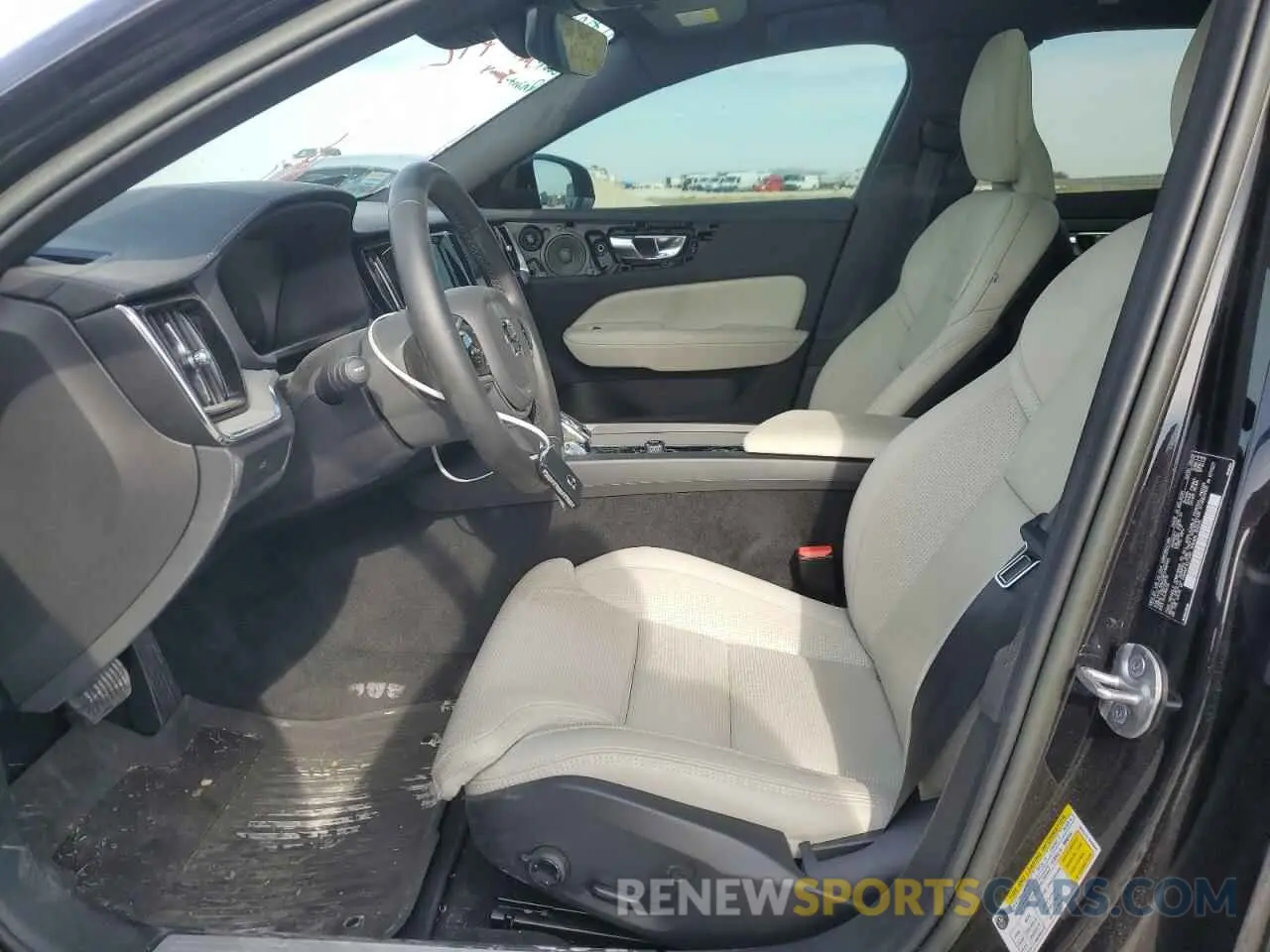 7 fotografías del automóvil dañado YV4L12WCXP2106149 VOLVO V60 2023