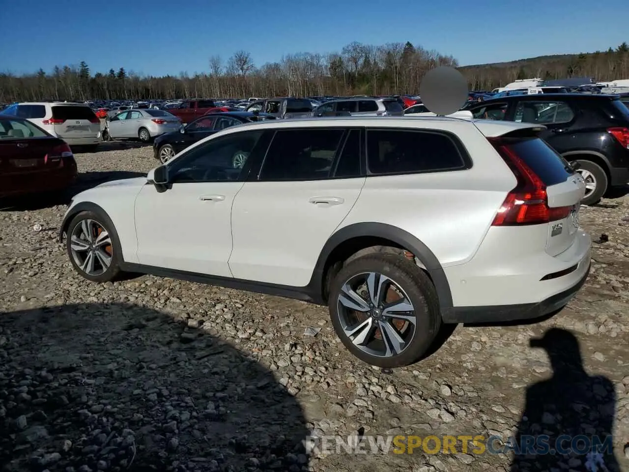 2 fotografías del automóvil dañado YV4L12WZ2P2106411 VOLVO V60 2023