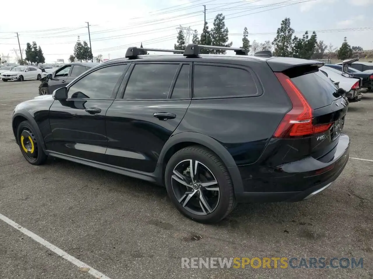 2 fotografías del automóvil dañado YV4L12WZ2P2106439 VOLVO V60 2023