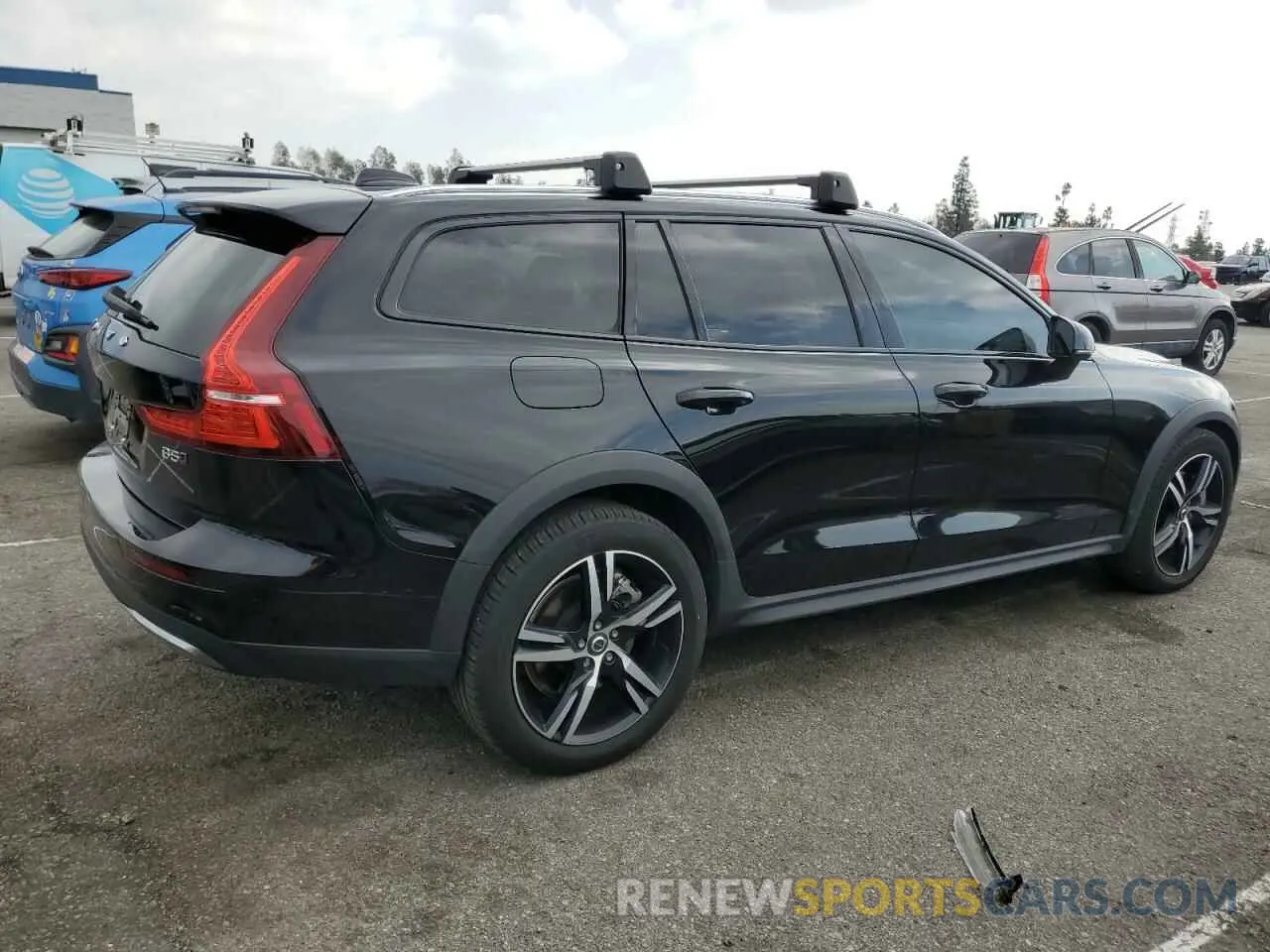 3 fotografías del automóvil dañado YV4L12WZ2P2106439 VOLVO V60 2023