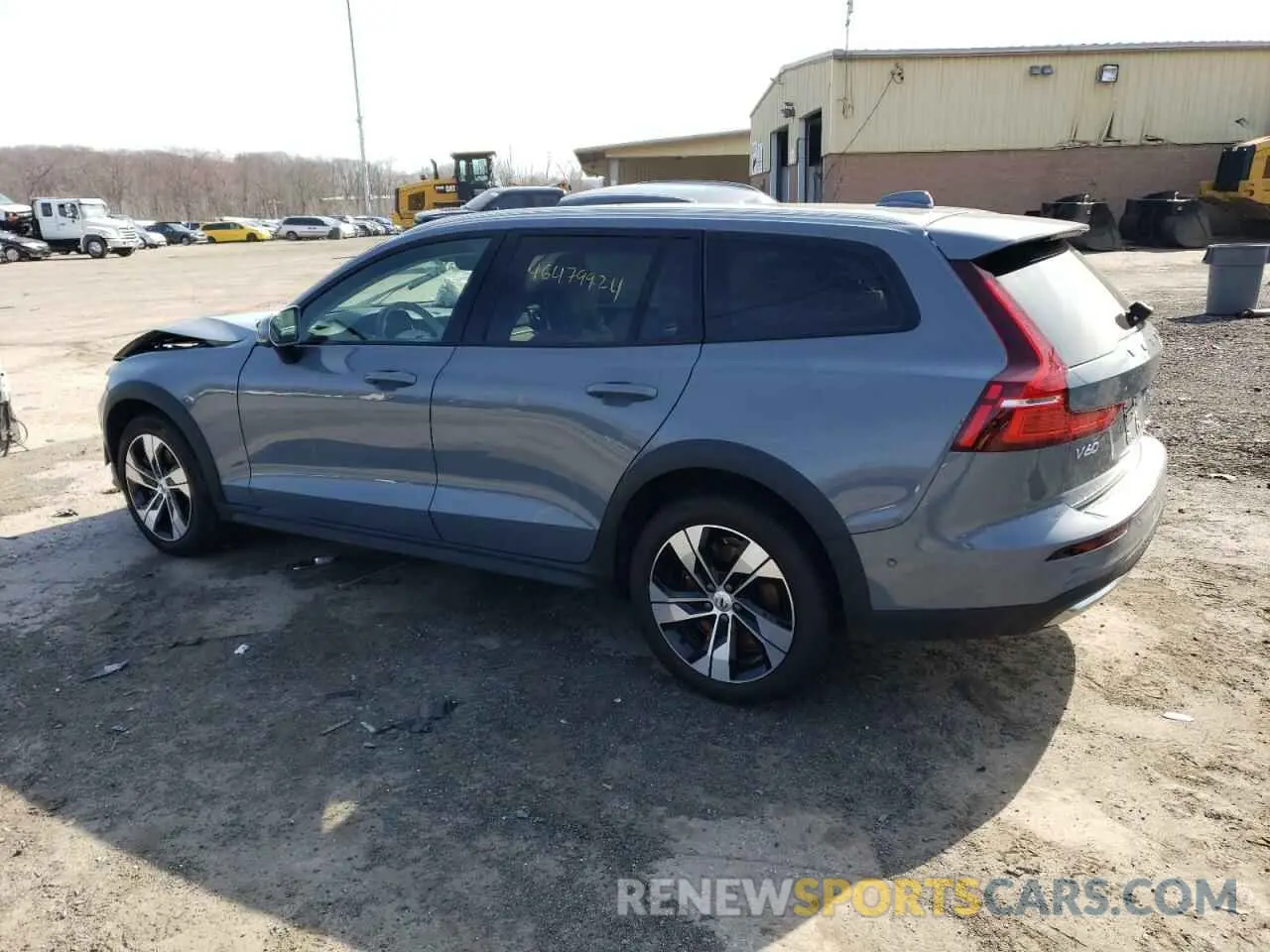 2 fotografías del automóvil dañado YV4L12WZ6P2110672 VOLVO V60 2023