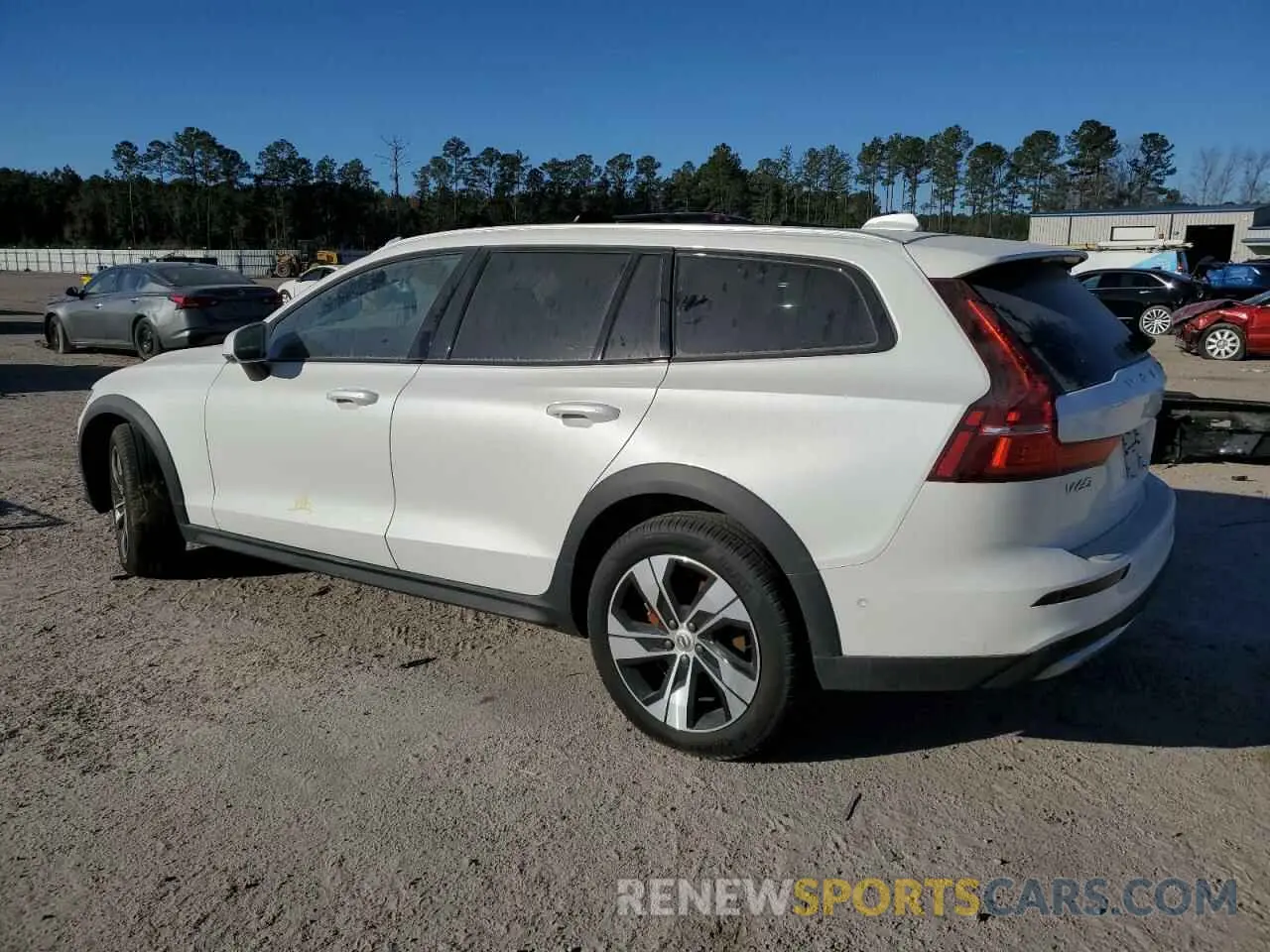 2 fotografías del automóvil dañado YV4L12WY0R2135500 VOLVO V60 2024