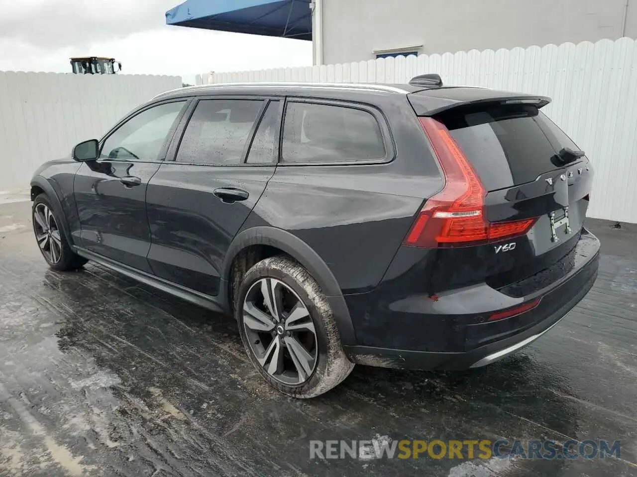 2 fotografías del automóvil dañado YV4L12WY5R2134732 VOLVO V60 2024