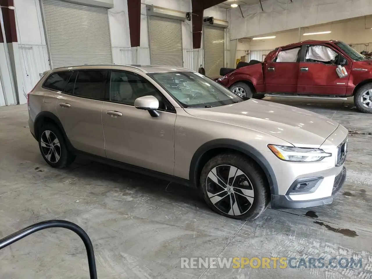 4 fotografías del automóvil dañado YV4L12WY5R2136187 VOLVO V60 2024
