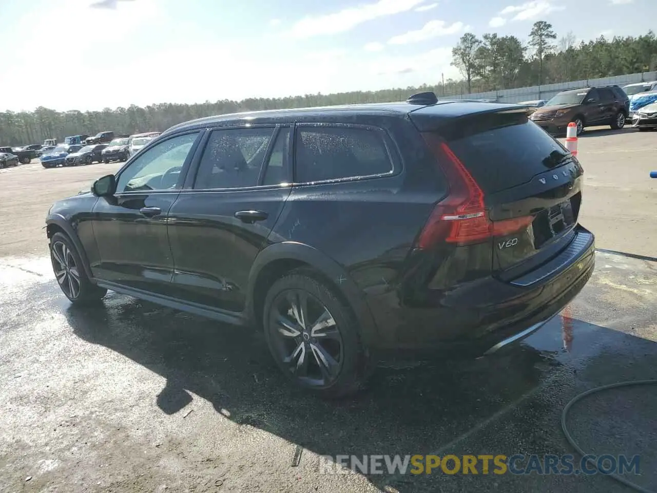 2 fotografías del automóvil dañado YV4L12WY6R2140474 VOLVO V60 2024