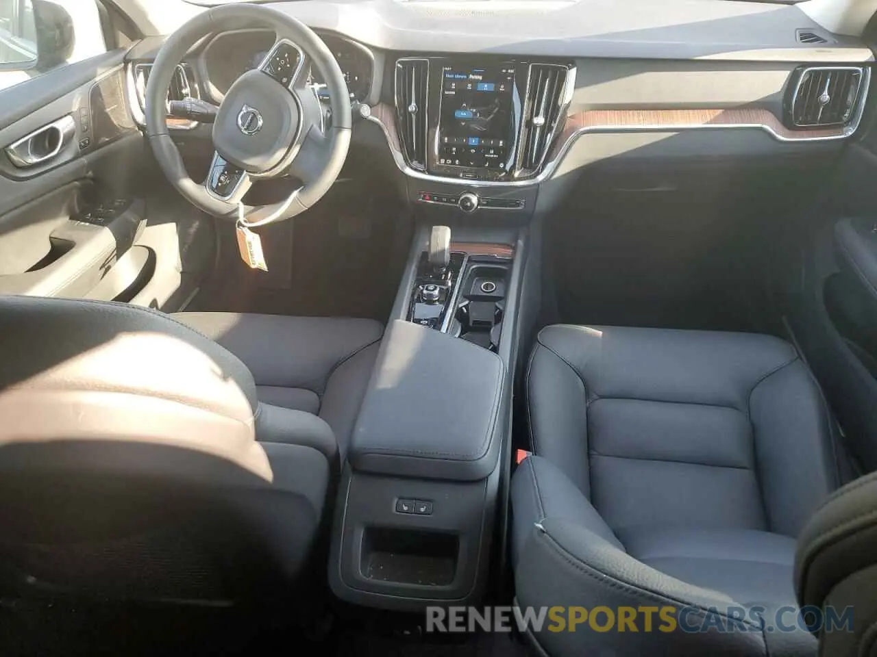 8 fotografías del automóvil dañado YV4L12WY6R2140474 VOLVO V60 2024